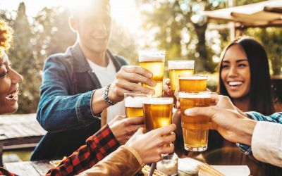 Wenn ein Getränk als "alkoholfrei" deklariert ist, darf es höchstens 0,5 Volumenprozent Alkohol enthalten. Das ist gesetzlich vorgeschrieben und eine wichtige Information für alle, die auf Alkohol verzichten möchten. (Foto: AdobeStock - Davide Angelini 570233392)